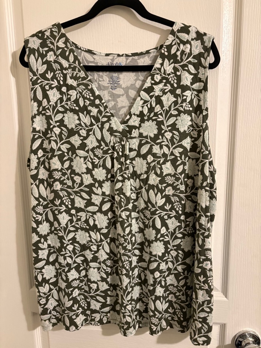 croft & barrow Olive Green and White Floral V-Neck Sleeveless Top